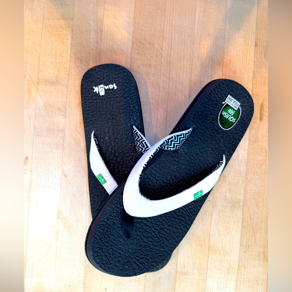 Sanuk White Flip Flops NWOT Women’s 9
